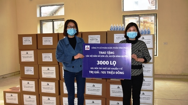 Vinphaco Vĩnh Phúc tặng huyện Bình Xuyên số lượng lớn nước sát khuẩn khô và găng tay y tế