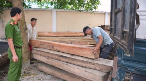 Quảng Nam: Phát hiện gỗ lậu ngụy trang xe tải chở phế liệu