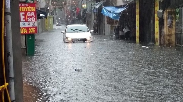 Hà Nội: Sau mưa lớn, nhiều tuyến phố ngập sâu