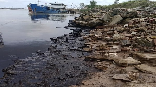 Hà Tĩnh: Truy tìm nguồn gốc vệt dầu loang đặc quánh, trải dài hơn 30m dọc bờ sông Lam