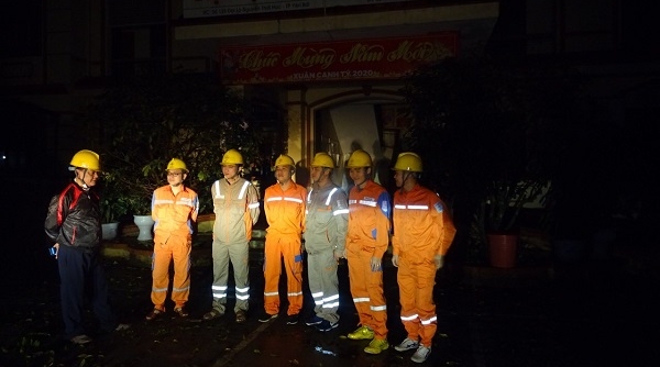Công nhân ngành điện Yên Bái thức xuyên đêm cấp điện trở lại sau giông lốc, mưa đá