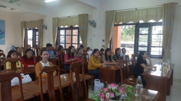 Phân hiệu Đại học Huế tại Quảng Trị: Trao tặng 240 lít nước rửa tay khô cho các trường THPT