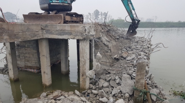 Công ty CP Xăng dầu Hưng Yên tiến hành phá dỡ công trình vi phạm trên sông Luộc