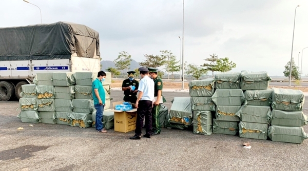 Thu giữ hàng chục thùng khẩu trang y tế xuất lậu sang Campuchia