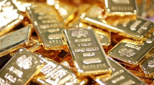 Giá vàng quay đầu giảm mạnh sau khi lập đỉnh 7 năm