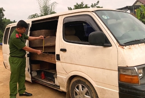 Quảng Nam: Xe ô tô gắn biển số giả vận chuyển 23 phách gỗ lậu