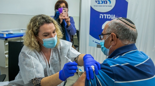 Dù đã tiêm vaccine, hàng trăm người dân Israel mắc COVID-19