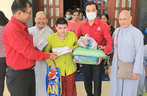 Bình Dương: Hội Chữ thập đỏ tỉnh trao tặng 568 phần quà tết cho các đối tượng khó khăn