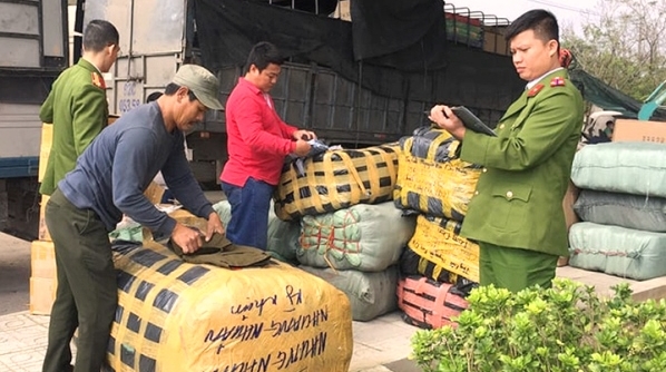 Quảng Nam: Bắt xe tải chở số lượng lớn hàng nhập lậu, hàng giả thương hiệu Levi’s
