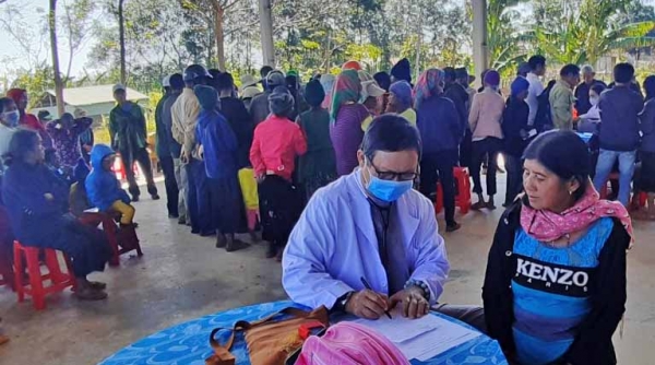 Gia Lai: Khám bệnh, cấp thuốc miễn phí và tặng quà cho người nghèo huyện Chư Sê