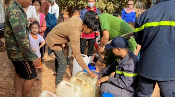 Đắk Lắk: Cấp hơn 20.000 lít nước sạch cho các khu dân cư có nguồn nước nghi ngờ bị nhiễm khuẩn ở huyện Ea Súp