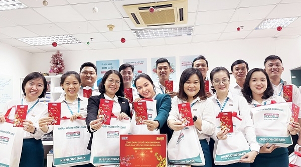 Công đoàn cơ sở Kienlongbank trao 3.080 phần quà và hỗ trợ vé về quê đón Tết cho công đoàn viên, người lao động