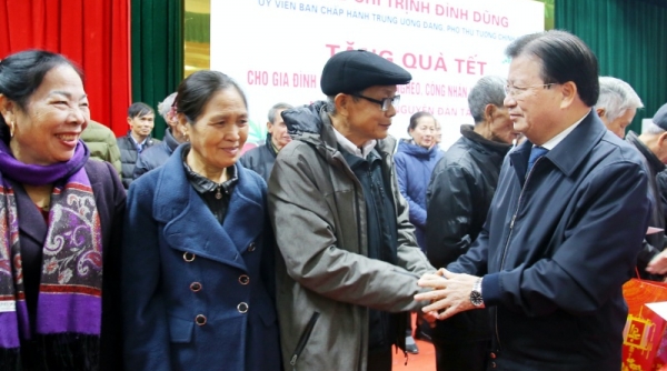 Phó Thủ tướng Trịnh Đình Dũng thăm và tặng quà Tết tại Phú Thọ