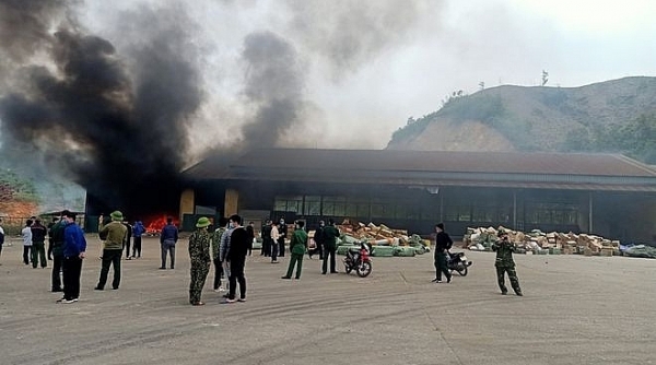Gần 10 tấn hàng bị cháy tại kho kiểm hóa cửa khẩu Bắc Phong Sinh