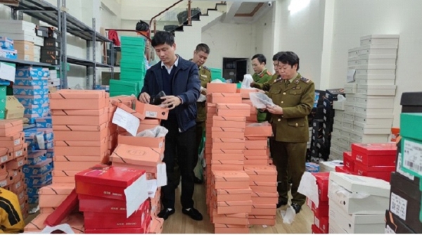 Lào Cai: Chặn đứng trên 2.000 đôi giầy dép nhập lậu chuẩn bị đưa ra thị trường tiêu thụ