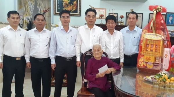 Bình Dương: Lãnh đạo UBND tỉnh thăm và tặng quà tết các gia đình chính sách ở huyện Bàu Bàng