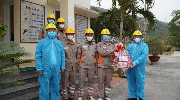 Công đoàn Công ty Điện lực Quảng Ninh tặng quà động viên CBCNV trong chế độ làm việc cách ly