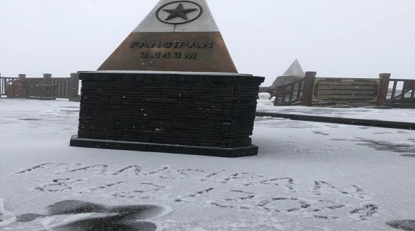 Lào Cai: Xuất hiện mưa tuyết trên đỉnh Fansipan ngày cuối năm