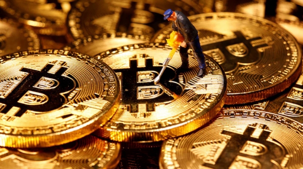 Giá Bitcoin lập kỷ lục mới 43.000 USD