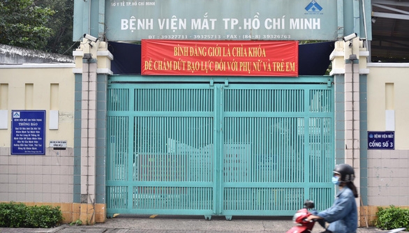 Bệnh viện Mắt TP.HCM và Bệnh viện quận Tân Bình lấy mẫu xét nghiệm cho khoảng 1.000 cán bộ nhân viên
