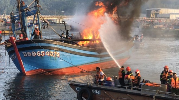 Đà Nẵng: Cháy lớn tại cảng cá Thọ Quang