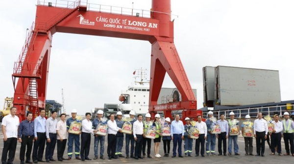 Phó Thủ tướng Thường trực thăm công nhân lao động làm việc xuyên Tết tại Cảng quốc tế Long An