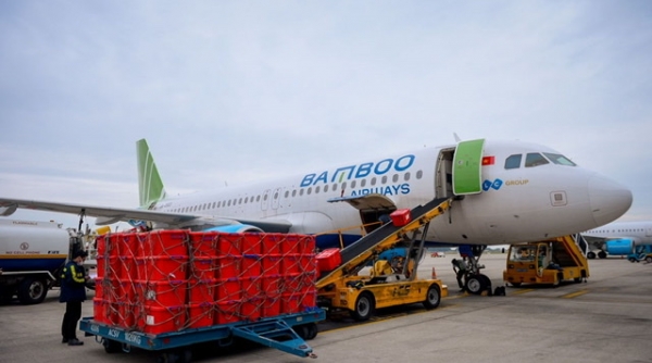 Bamboo Airways tài trợ vận chuyển cho y bác sĩ, thiết bị y tế đến chi viện Hải Dương