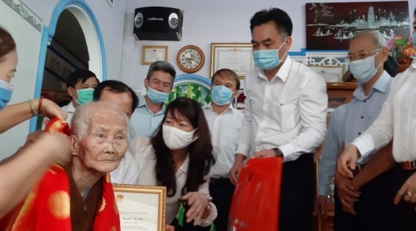 Bình Dương: Lãnh đạo UBND tỉnh thăm, tặng quà, mừng thọ người vừa tròn 100 tuổi
