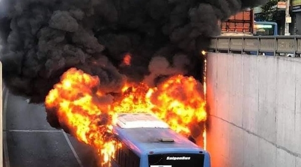 TP.HCM: Một xe buýt bị bốc cháy ở hầm chui An Sương