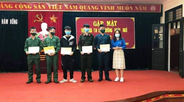 Thanh Hoá: Trao quà cho tân binh lên đường nhập ngũ