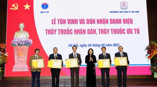 Trao tặng danh hiệu Thầy thuốc Nhân dân 5 bác sĩ trường Đại học Y Hà Nội