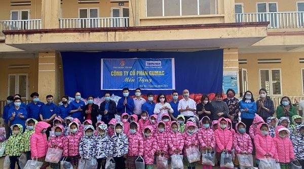 Tỉnh đoàn Yên Bái trao tặng trên 600 áo ấm cho học sinh tại huyện Trạm Tấu