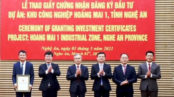 Nghệ An: Trao giấy chứng nhận đăng kí đầu tư dự án Khu công nghiệp Hoàng Mai 1