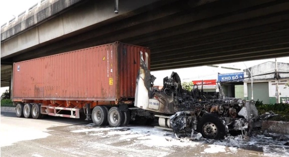 TP.HCM: Đầu xe container bốc cháy, cầu Phú Mỹ bị khói đen bao trùm