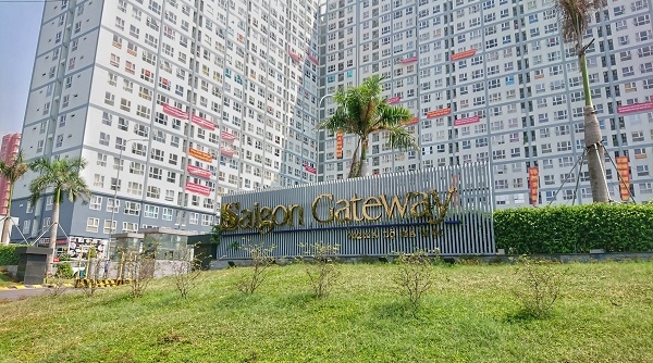 Cư dân chung cư Saigon Gateway treo băng rôn đòi quyền lợi từ Hiệp Phú Land