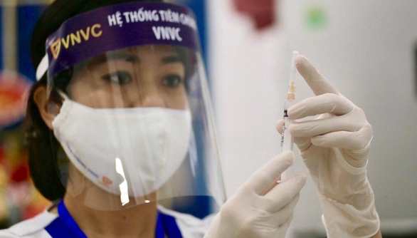 TP.HCM: 100 cán bộ, nhân viên y tế BV Bệnh Nhiệt đới Trung ương tiêm vaccine COVID-19
