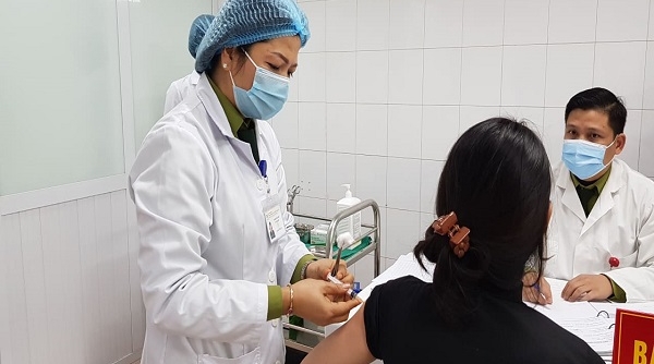10 y bác sĩ BV Thanh Nhàn gặp phản ứng sau khi tiêm vaccine COVID-19