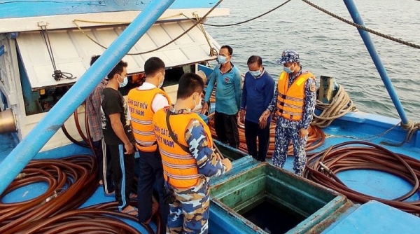 Cảnh sát biển tạm giữ tàu cá cải hoán chở 100.000 lít dầu DO không rõ nguồn gốc