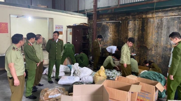 Lực lượng QLTT Hà Nam: Bắt quả tang cơ sở đang gia công, đóng gói lượng lớn thuốc đông y gia truyền nghi giả