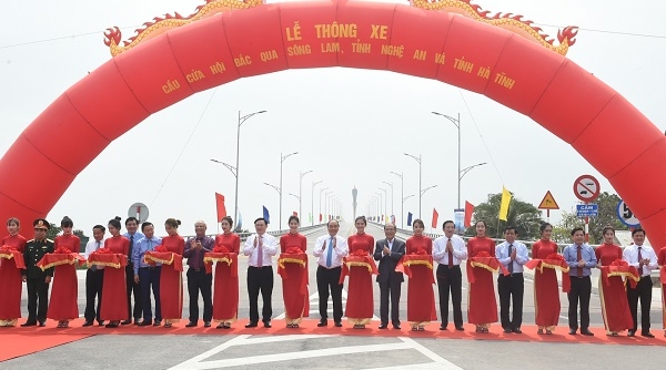 Thủ tướng Nguyễn Xuân Phúc cắt băng thông xe cầu Cửa Hội nối Nghệ An – Hà Tĩnh