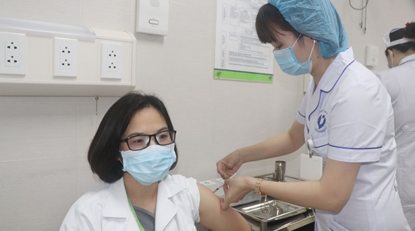 Cán bộ y tế Bệnh viện Phụ sản Hà Nội được tiêm vaccine ngừa COVID-19