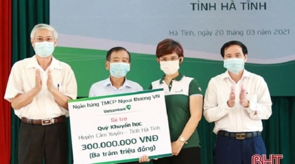 Hà Tĩnh: Vietcombank trao học bổng trị giá 300 triệu đồng cho Quỹ khuyến học huyện Cẩm Xuyên