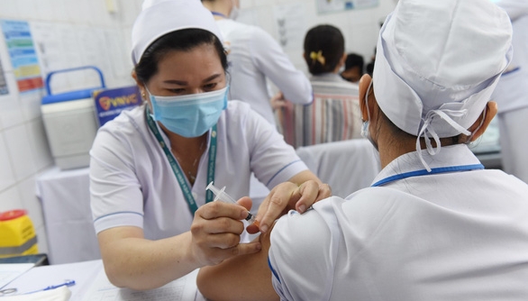 TP.HCM: Bắt đầu tiêm vaccine COVID-19 cho 8.000 nhân viên chống dịch