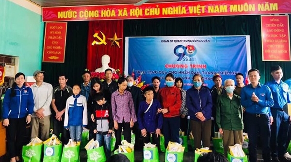 Tặng quà cho nhân dân và thanh thiếu nhi có hoàn cảnh khó khăn tại xã Minh Thanh (Sơn Dương, Tuyên Quang)