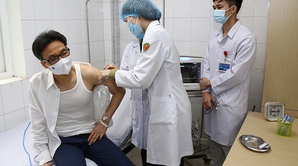 Phó thủ tướng Vũ Đức Đam tiêm thử vaccine Nano Covax