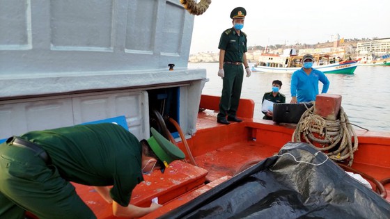 Kiên Giang: Bắt giữ 2 tàu chở khoảng 200.000 lít dầu không rõ nguồn gốc, xuất xứ