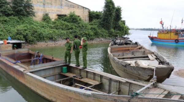 Quảng Bình: Bắt giữ 2 tàu hút cát trái phép trên sông Long Đại