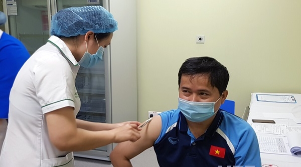Những thành viên đầu tiên của Đội tuyển Việt Nam tiêm vắc-xin Covid-19