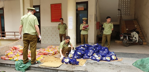 Hà Giang: Phát hiện nửa tấn thực phẩm nhập lậu