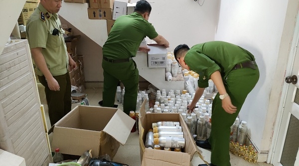 Tuyên Quang: Thu giữ hàng trăm hộp mỹ phẩm, chai nước hoa nhập lậu